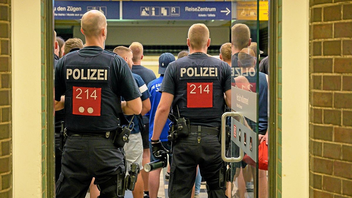 Die Polizei sicherte den Hauptbahnhof Weimar mit einem Großaufgebot. Es blieb friedlich.