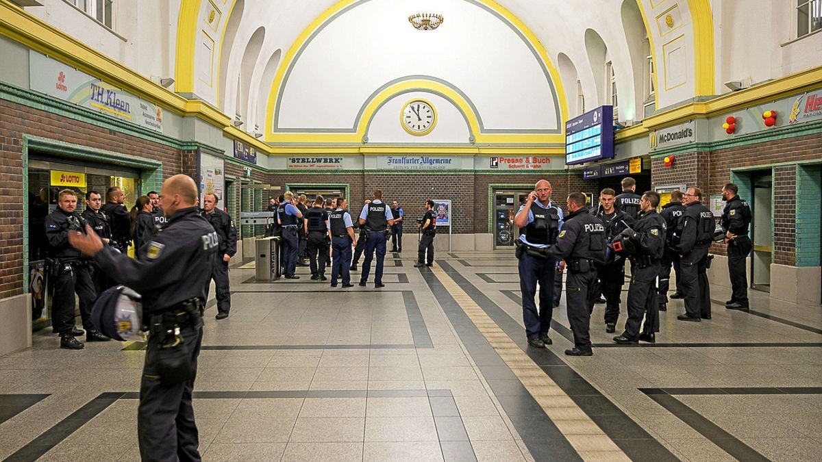 Die Polizei sicherte den Hauptbahnhof Weimar mit einem Großaufgebot. Es blieb friedlich.