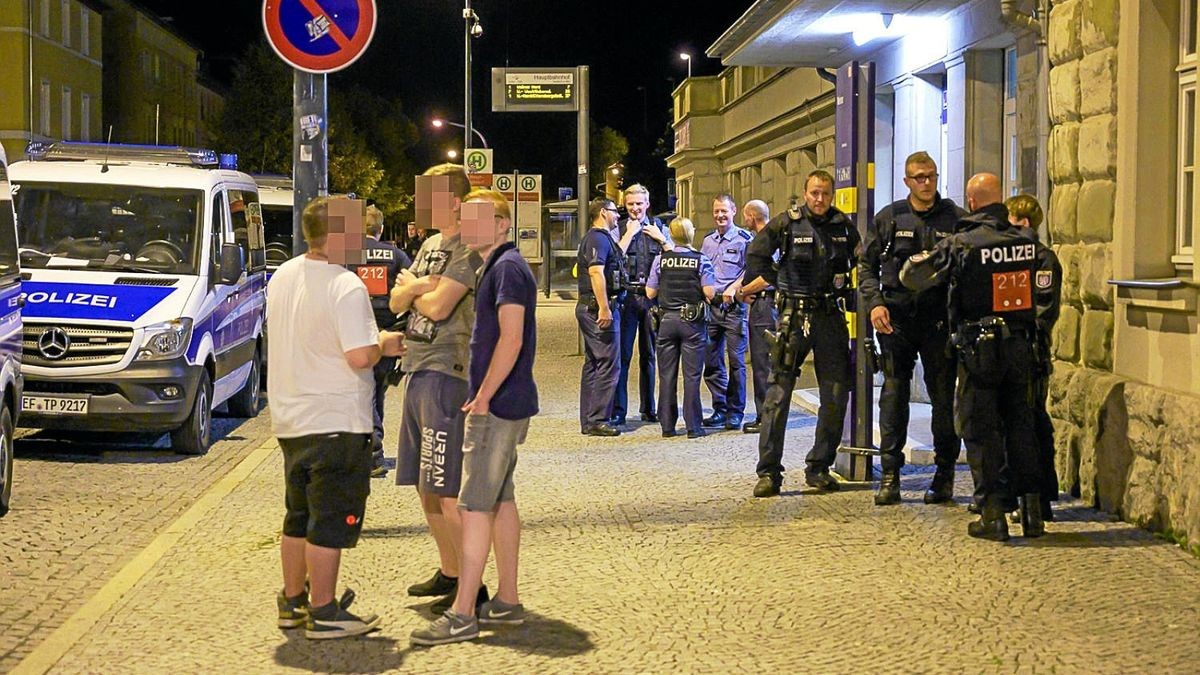 Die Polizei sicherte den Hauptbahnhof Weimar mit einem Großaufgebot. Es blieb friedlich.