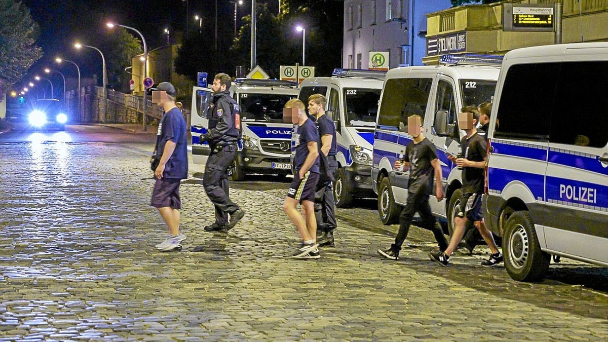 Die Polizei sicherte den Hauptbahnhof Weimar mit einem Großaufgebot. Es blieb friedlich.