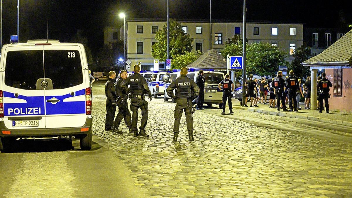 Die Polizei sicherte den Hauptbahnhof Weimar mit einem Großaufgebot. Es blieb friedlich.