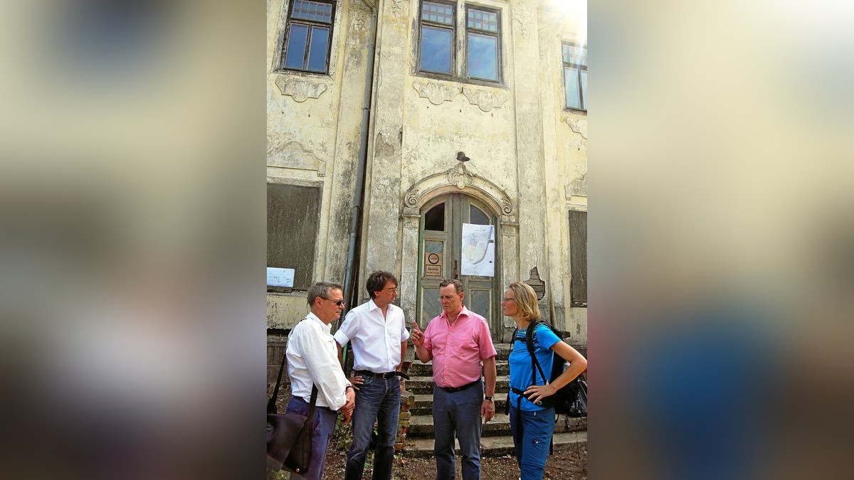 Landeskonservator Holger Reinhard, Martin Lapp von Rebo Consult, Ministerpräsident Bodo Ramelow und Oberbürgermeisterin Katja Wolf (von links) beraten vor dem Denkmal