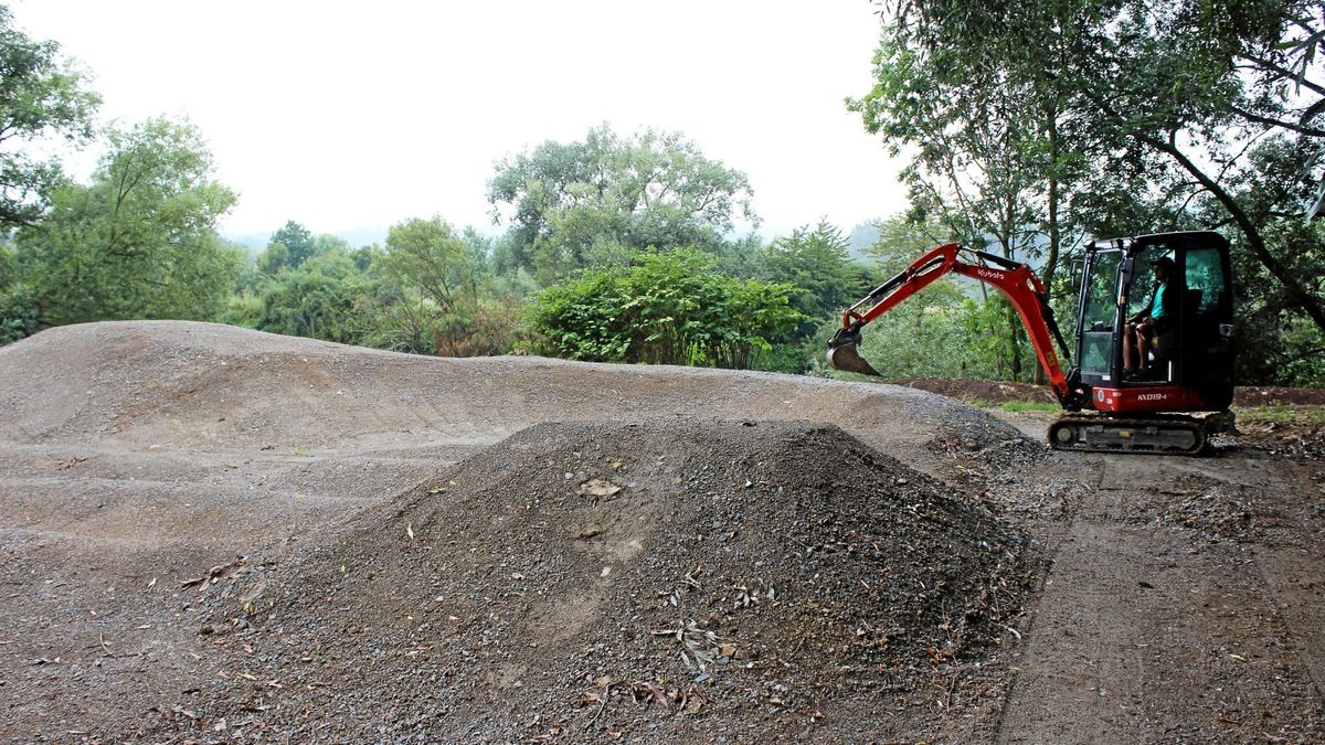 Die Pumptrack-Anlage in der Mihlaer Mühlgasse nimmt Gestalt an. Sie soll am 12. August eingeweiht werden.