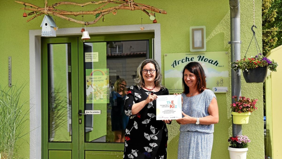 Sozialministerin Heike Werner (links) überreichte gestern bei einem Besuch Sandra Zornemann, Leiterin des evangelischen Kindergartens Arche Noah in Großfurra, das Schild mit dem Titel „Thüringer Eltern-Kind-Zentrum (ThEKiz)“.