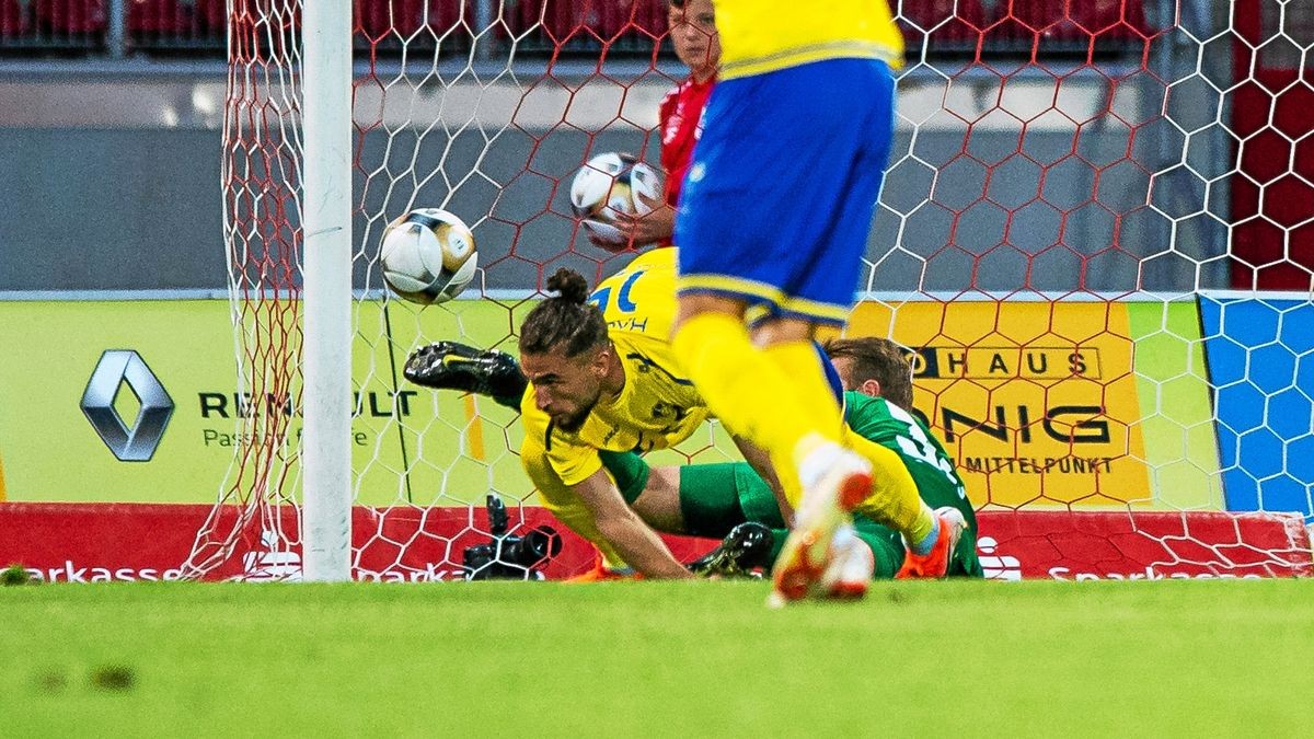 Romario Hajrulla #15 (1.FC Lokomotive Leipzig) erzielt den 2:1-Treffer für Leipzig