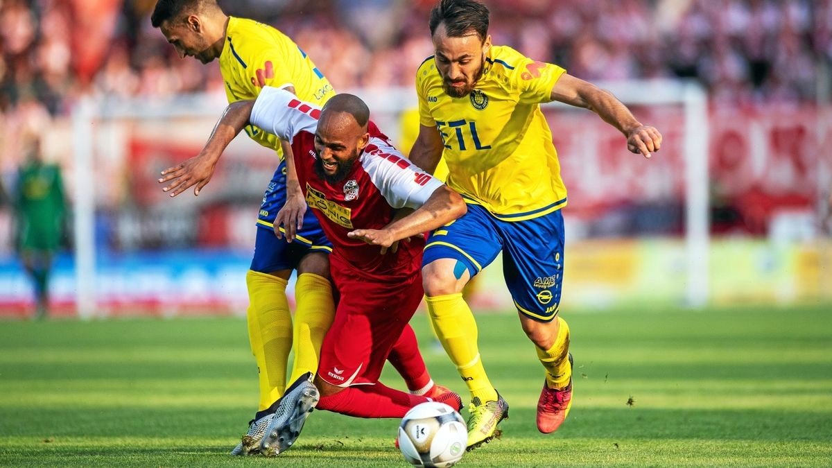 Francis Adomah #5 (FC Rot Weiss Erfurt) im Duell mit Robert Berger #2 (1.FC Lokomotive Leipzig) und David Urban #5 (1.FC Lokomotive Leipzig)