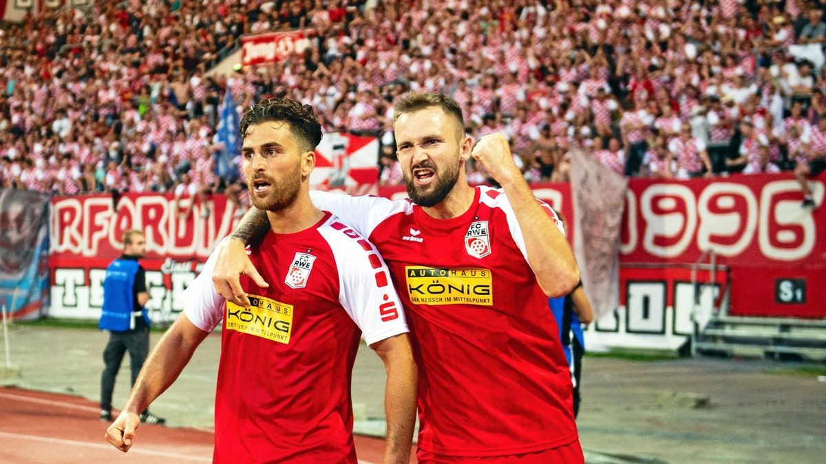 Jubel beim Torschützen zum 2:2: Selim Aydemir #11 (Rot Weiss Erfurt).