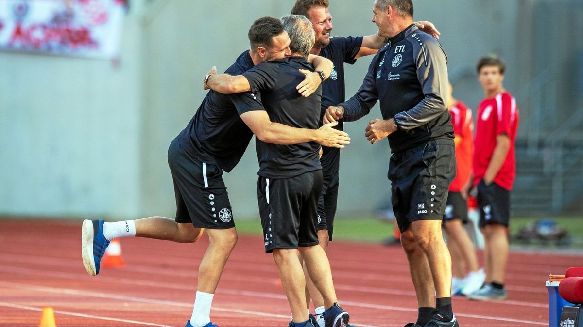 Jubel nach dem 1:0 vor der Leipziger Trainerbank