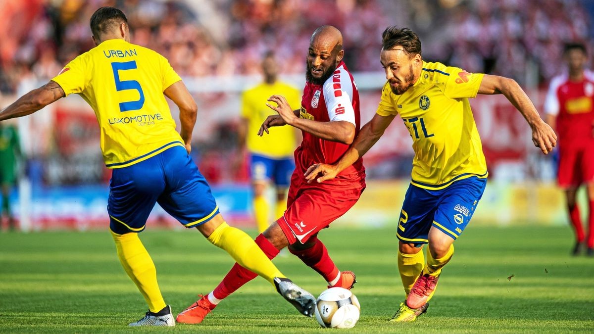 Francis Adomah #5 (FC Rot Weiss Erfurt) im Duell mit Robert Berger #2 (1.FC Lokomotive Leipzig) und David Urban #5 (1.FC Lokomotive Leipzig)