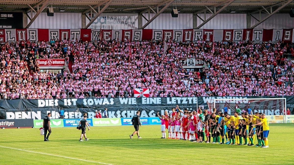 RWE-Fans zeigen Plakate