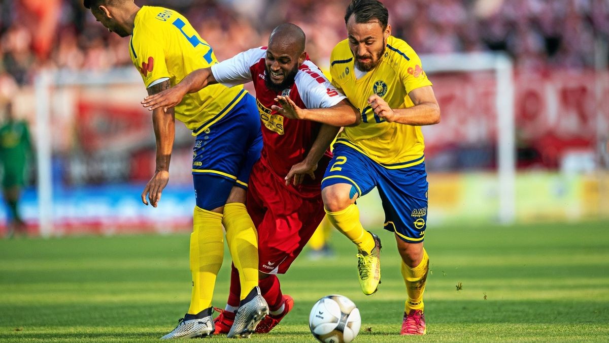 Francis Adomah #5 (FC Rot Weiss Erfurt) im Duell mit Robert Berger #2 (1.FC Lokomotive Leipzig) und David Urban #5