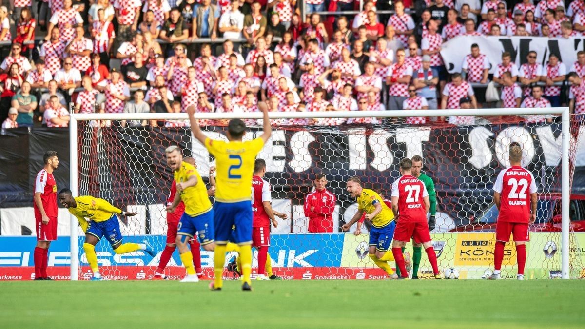 Stephane Mvibudulu #25 (1.FC Lokomotive Leipzig), links, erzielt den 1:0-Treffer für Leipzig