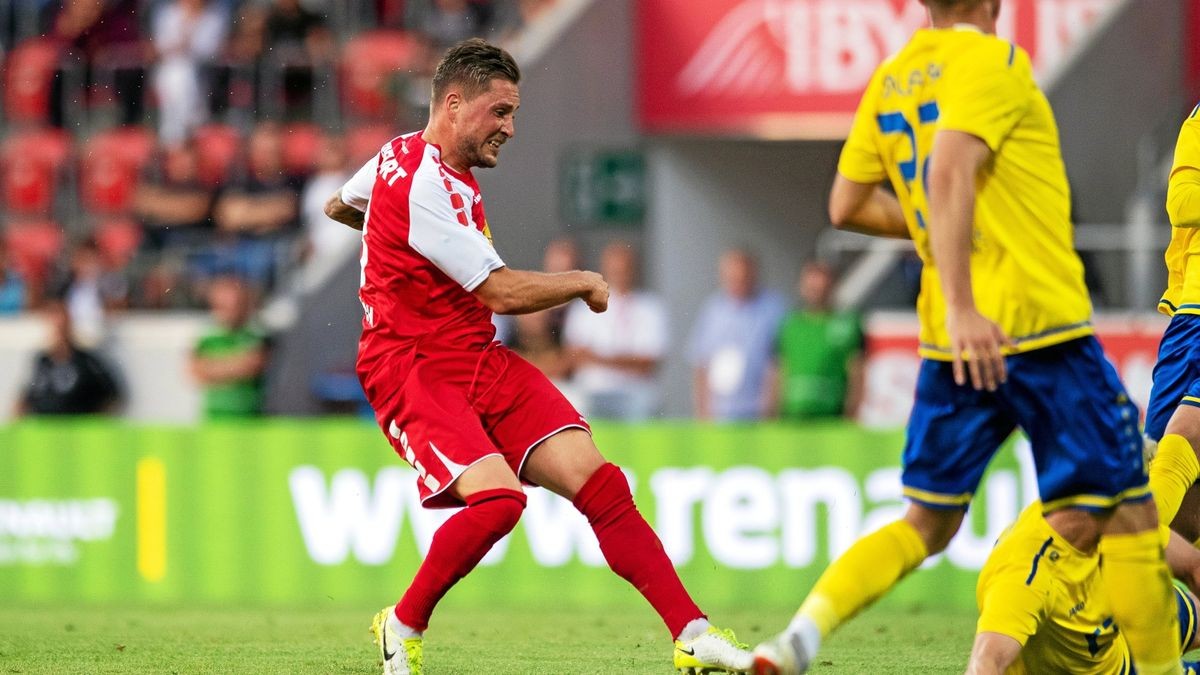 Danilo Dittrich #8 (FC Rot Weiss Erfurt) erzielt den 1:1-Ausgleichstreffer für Erfurt