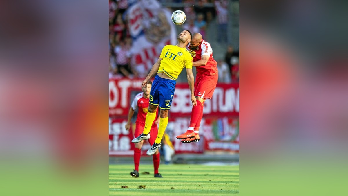 Djamal Ziane #13 (1.FC Lokomotive Leipzig) im Luftduell mit Francis Adomah #5 (FC Rot Weiss Erfurt)