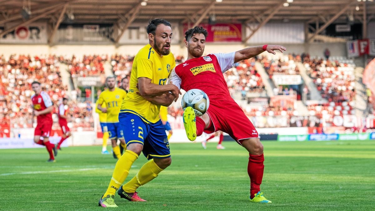 Selim Aydemir #11 (Rot Weiss Erfurt) im Zweikampf mit Robert Berger #2 (1.FC Lokomotive Leipzig)