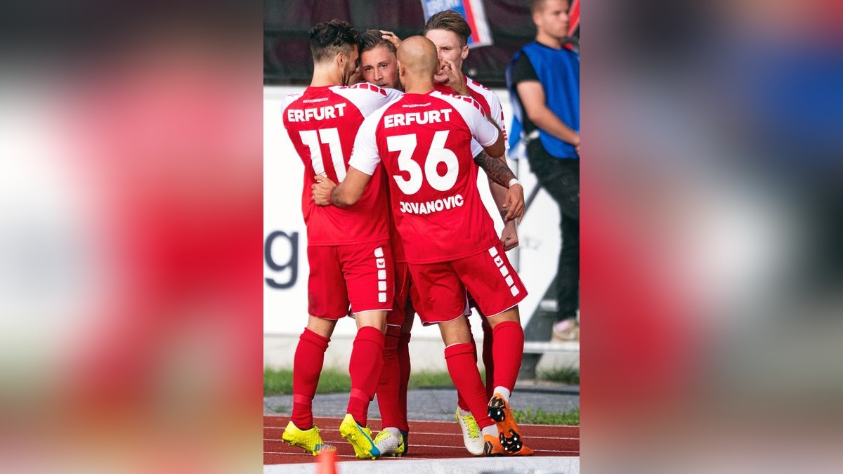 Danilo Dittrich #8 (FC Rot Weiss Erfurt) jubelt nach dem 1:1-Ausgleichstreffer