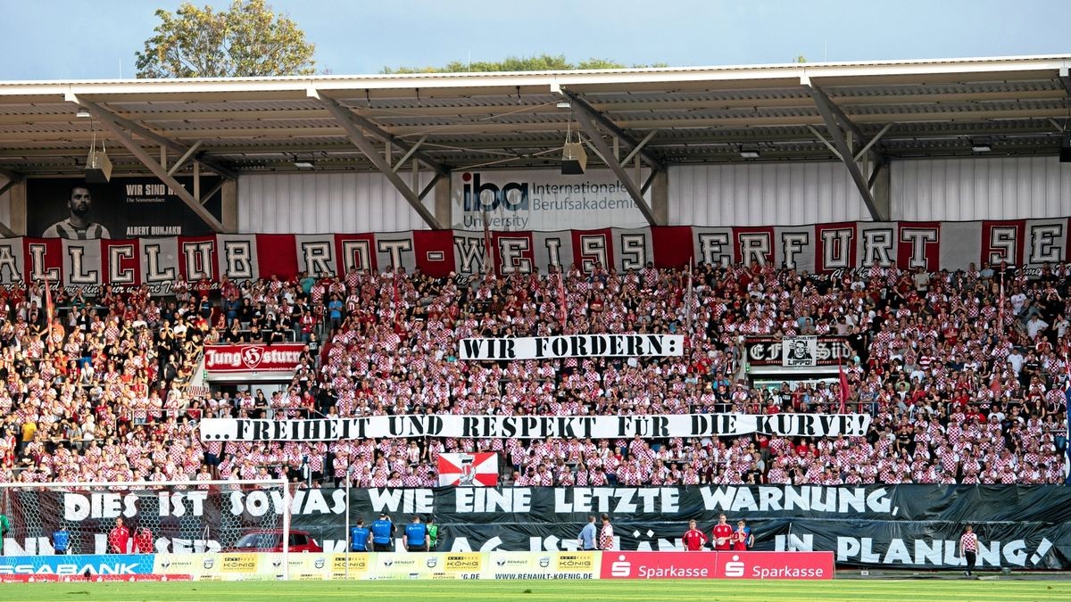 RWE-Fans zeigen Plakate