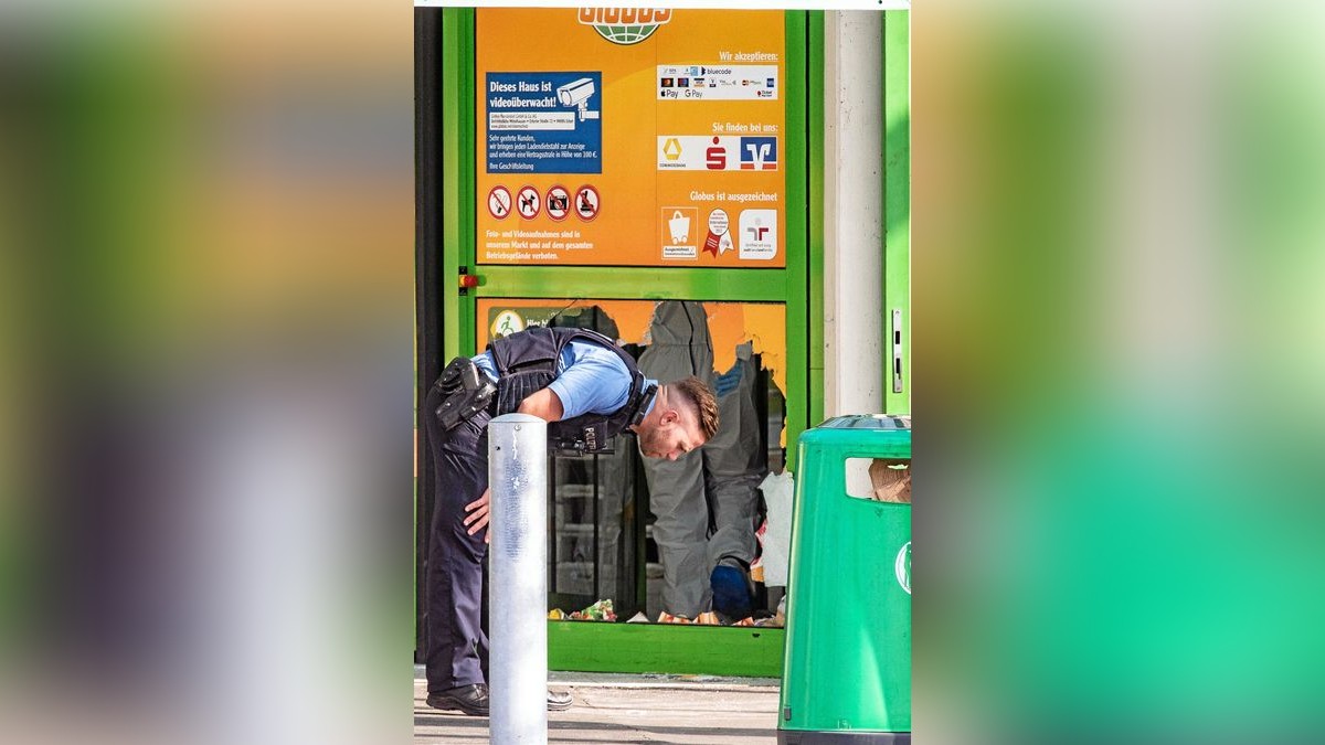 Der oder die Täter haben eine Tür vom Globus-Markt gewaltsam geöffnet und gelangten so in den Einkaufsmarkt.