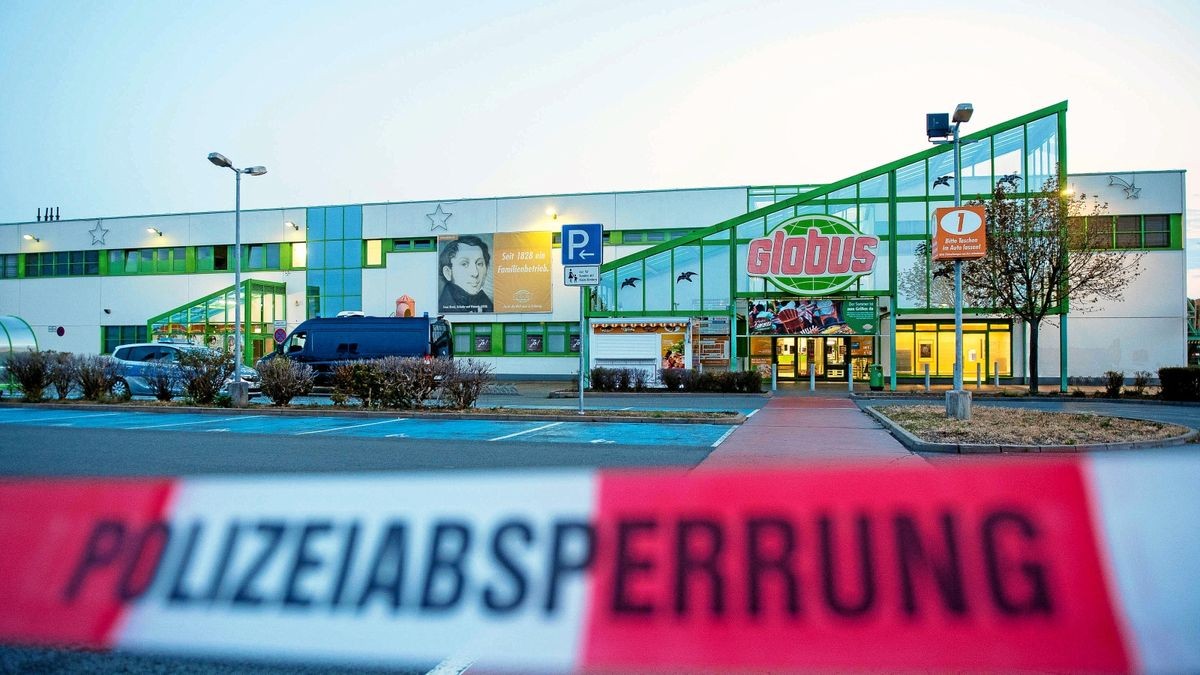 Mehrere tausend Euro Schaden haben unbekannte Täter angerichtet, als sie in der Nacht zu Donnerstag einen Geldautomaten in Erfurt-Mittelhausen gesprengt haben.