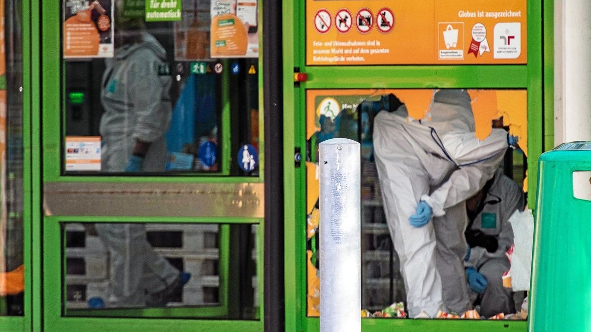 Mehrere tausend Euro Schaden haben unbekannte Täter angerichtet, als sie in der Nacht zu Donnerstag einen Geldautomaten in Erfurt-Mittelhausen gesprengt haben.