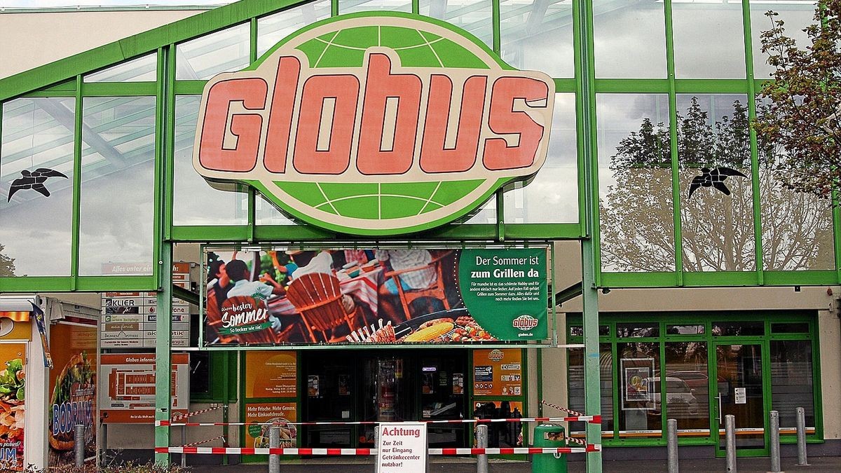 Unbekannte haben einen Geldautomaten im Globus-Markt in Erfurt-Mittelhausen gesprengt.