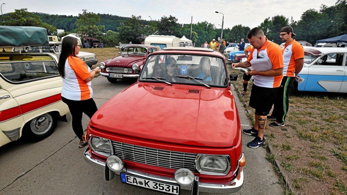 Kati und Thomas Engel mit dem „Warti“ von 1974.