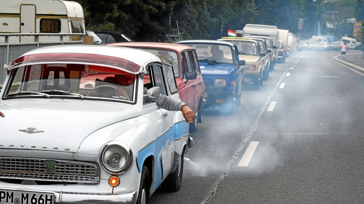 Obwohl die Fahrzeuge pausenlos auf den Platz fuhren, dauerte es ganze 26 Minuten, um die Fahrzeugschlangen in beiden Richtungen der Adam-Opel-Straße aufzulösen.