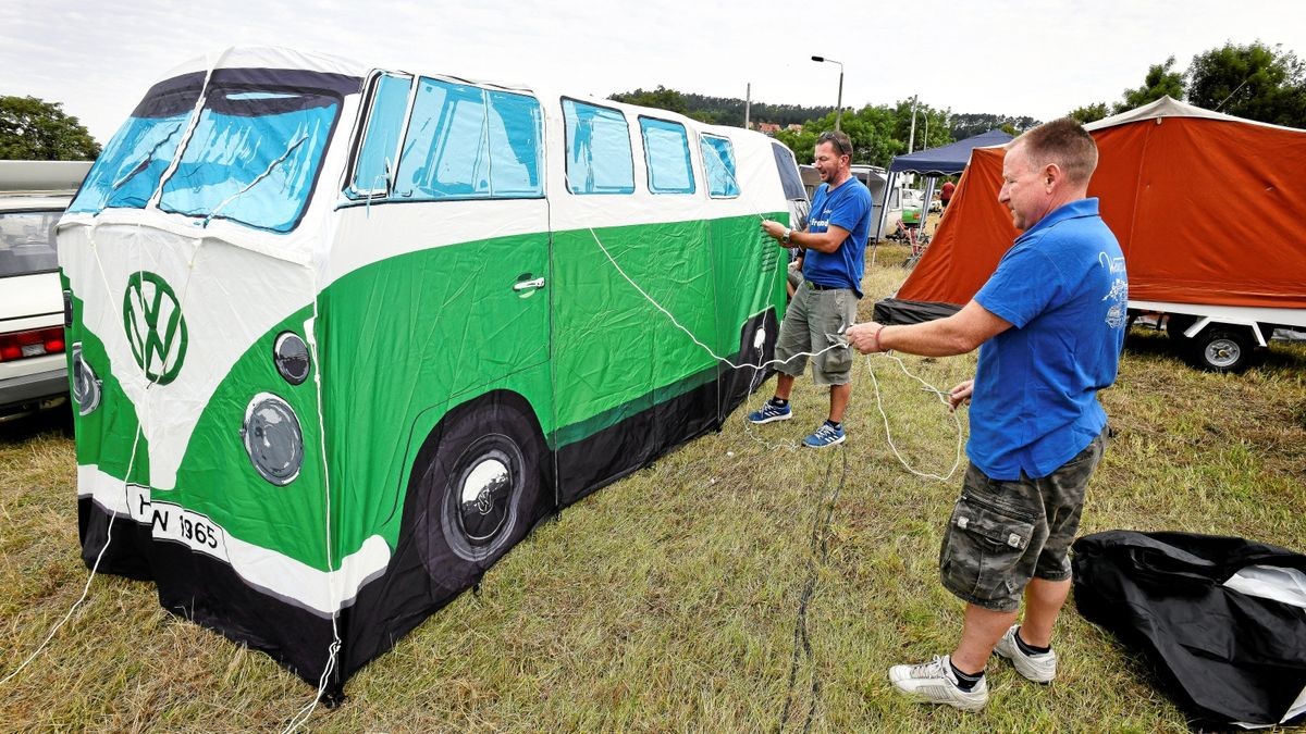 Fremdwagen Bulli: Jörg und Georg aus Woltersdorf-Rüdersdorf bauen das Zelt für Freund Ralph Pavlitscheck (Oldtimerfreunde Ziesar) auf.