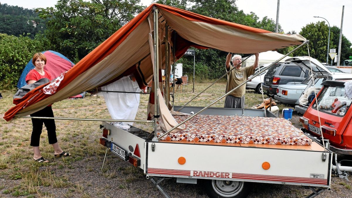 Sylvia und Walter Reschke bauen ihr Campingwagenzelt auf. Sie kommen aus der Nähe des nördlichen Spreewalds und legten 430 Kilometer zurück.