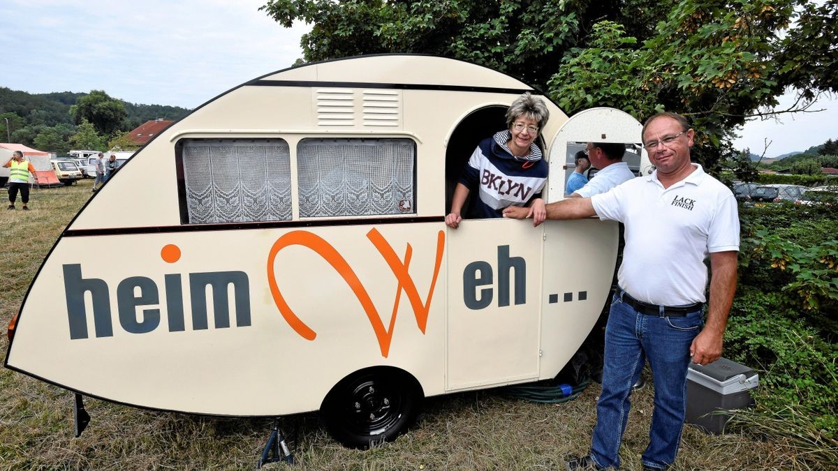 Ihren Wohnwagen, ein Dübener Ei der Campingwagenfabrik Bad Düben, brachten Swen Ebert und Manuela Weber mit nach Eisenach. Sie kamen mit ihrem 311 Camping, Baujahr 1957. Das Auto haben sie vor 25 Jahren von Bernd Conrad in Merseburg gekauft.