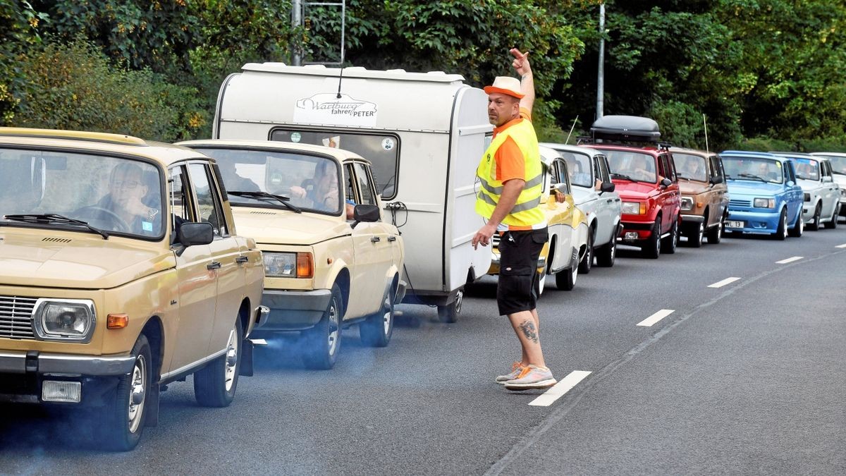 Kurz vor der Öffnung des Platzes in der Adam-Opel-Straße warten in beide Richtungen lange Schlangen mit Wartburgs auf den Einlass.