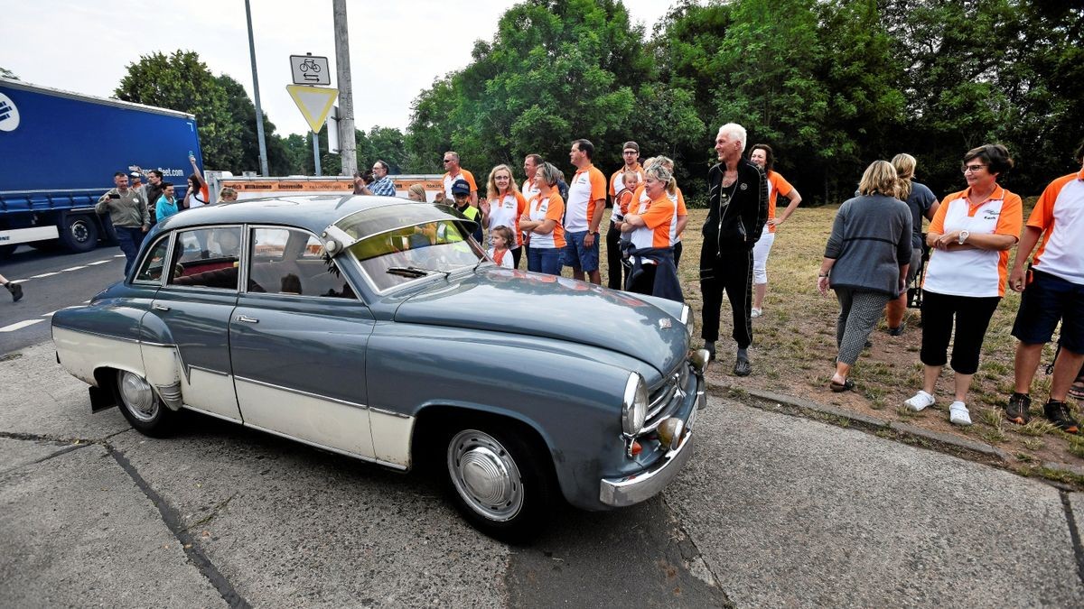 Gleich dahinter rollt das erste Auto durchs Tor.