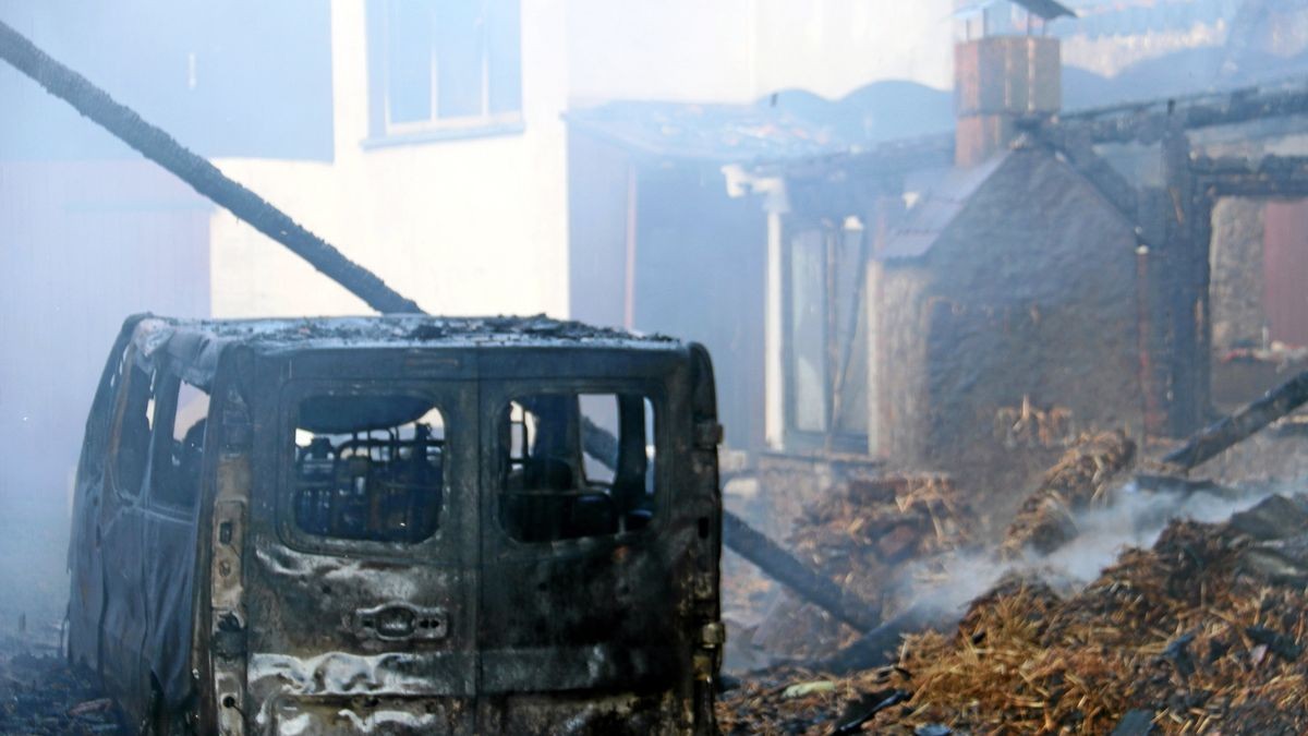 Ein Wohnhaus geriet am Sonntagnachmittag im Weimarer Land vollständig in Brand, nachdem ein Auto in einer Garage Feuer fing. Zwei Personen sind verletzt.