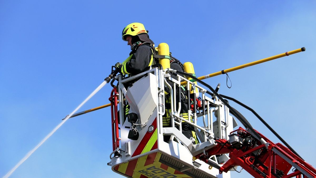 Ein Wohnhaus geriet am Sonntagnachmittag im Weimarer Land vollständig in Brand, nachdem ein Auto in einer Garage Feuer fing. Zwei Personen sind verletzt.