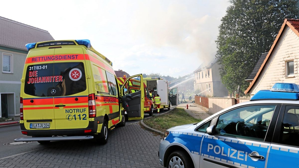 Ein Wohnhaus geriet am Sonntagnachmittag im Weimarer Land vollständig in Brand, nachdem ein Auto in einer Garage Feuer fing. Zwei Personen sind verletzt.