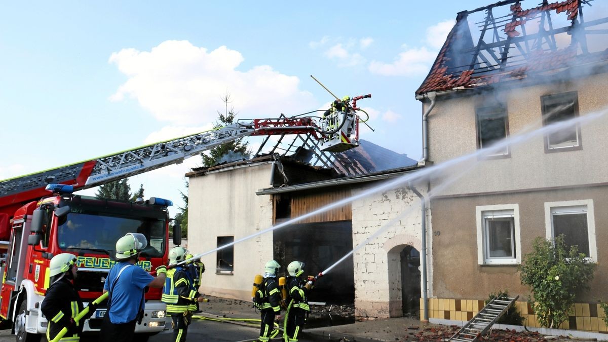 Ein Wohnhaus geriet am Sonntagnachmittag im Weimarer Land vollständig in Brand, nachdem ein Auto in einer Garage Feuer fing. Zwei Personen sind verletzt.