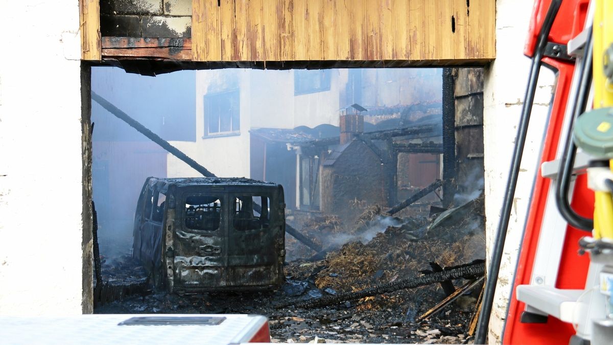 Ein Wohnhaus geriet am Sonntagnachmittag im Weimarer Land vollständig in Brand, nachdem ein Auto in einer Garage Feuer fing. Zwei Personen sind verletzt.