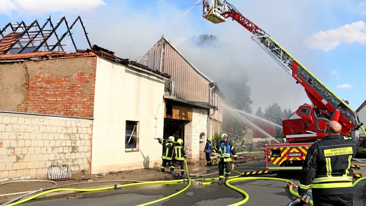 Ein Wohnhaus geriet am Sonntagnachmittag im Weimarer Land vollständig in Brand, nachdem ein Auto in einer Garage Feuer fing. Zwei Personen sind verletzt.