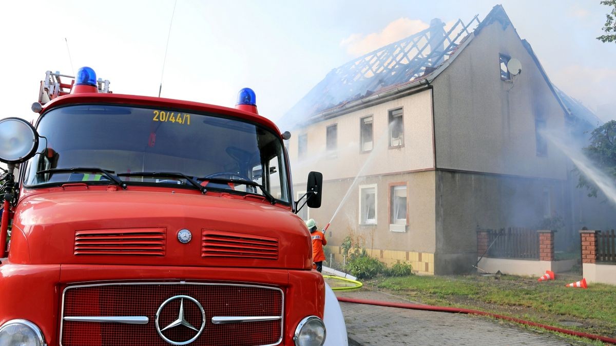 Ein Wohnhaus geriet am Sonntagnachmittag im Weimarer Land vollständig in Brand, nachdem ein Auto in einer Garage Feuer fing. Zwei Personen sind verletzt.