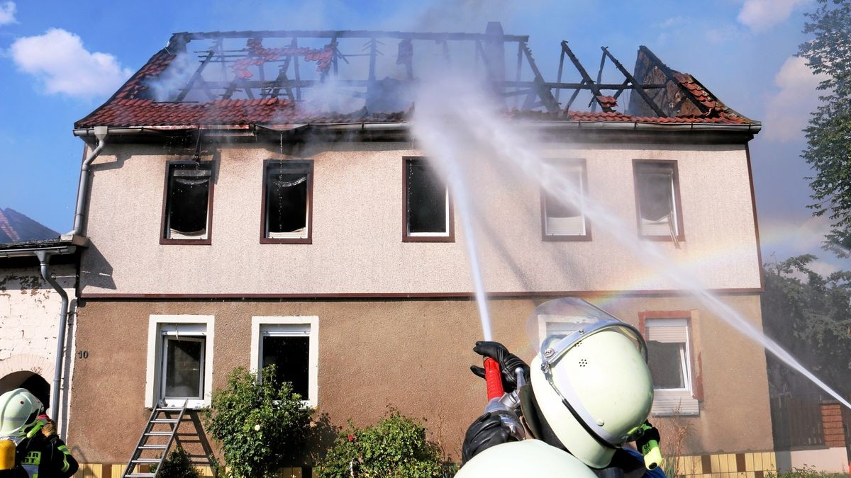 Ein Wohnhaus geriet am Sonntagnachmittag im Weimarer Land vollständig in Brand, nachdem ein Auto in einer Garage Feuer fing. Zwei Personen sind verletzt.