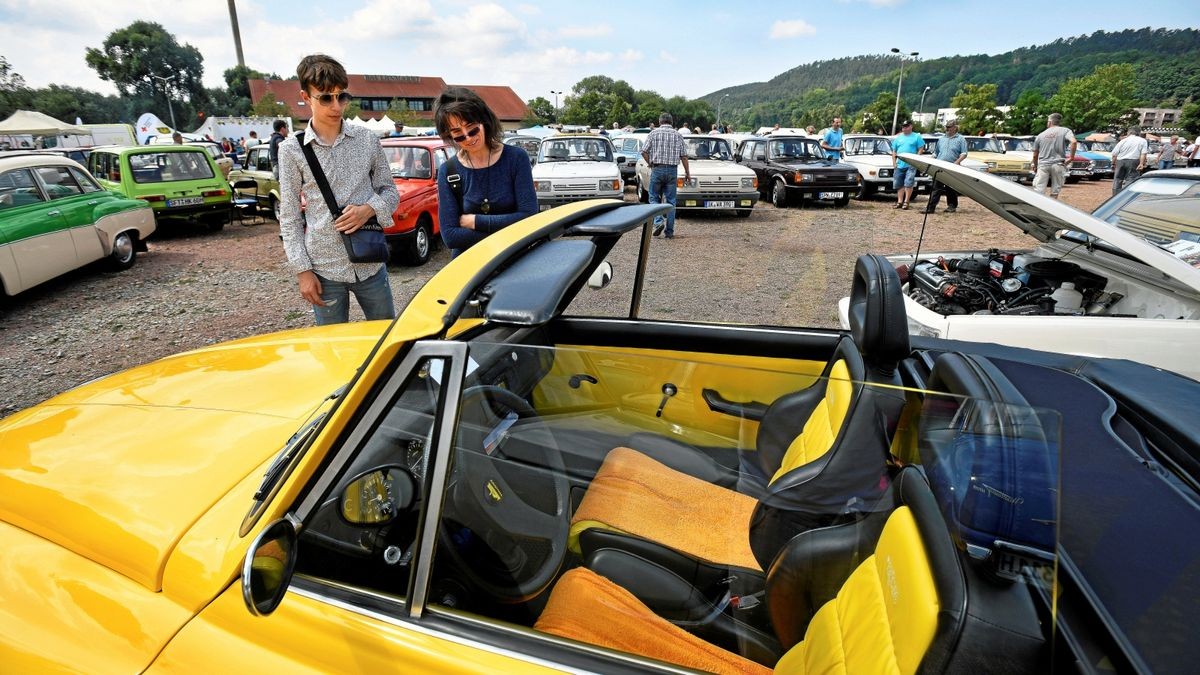 Daniel Uvarov und Zoya Pushkaryova aus Jena interessieren sich für das 312/300 Hartop Carbrio.