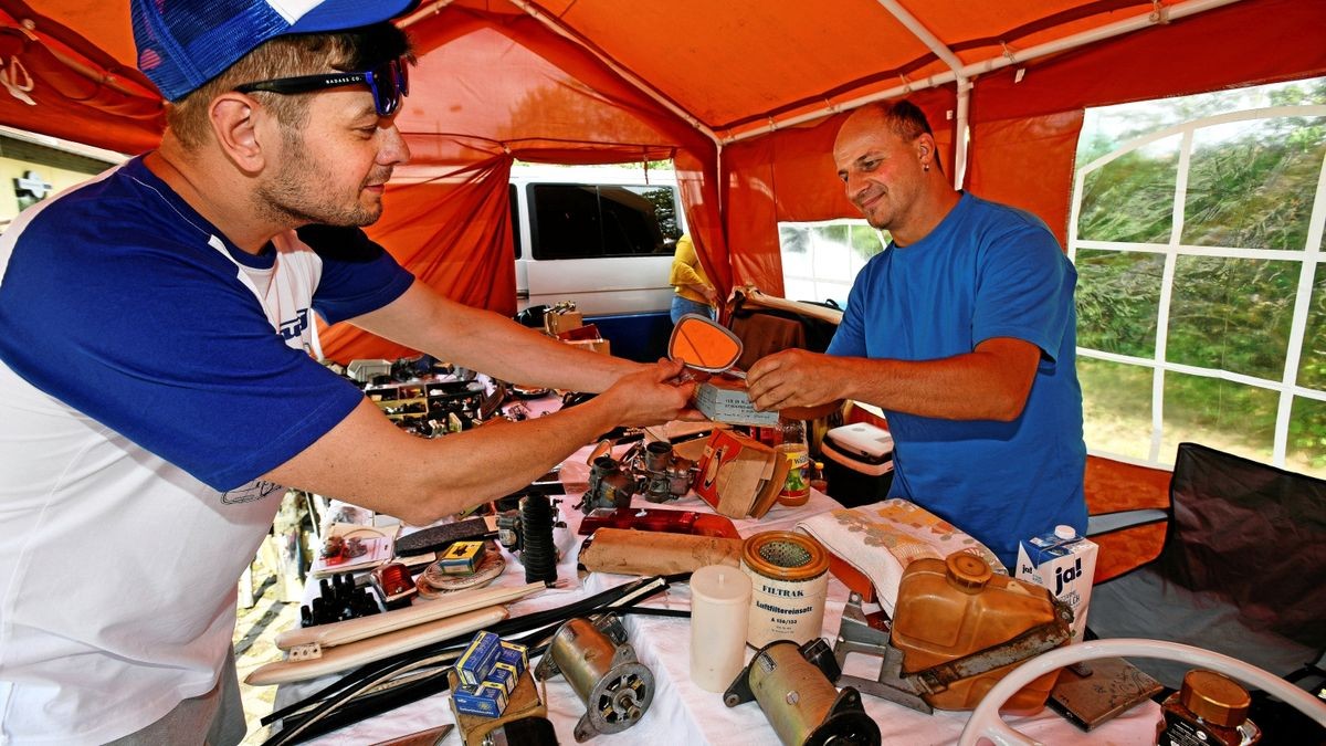 Teilemarkt: Marek aus dem polnischen Lublin, der eine Anreise von 1000 Kilometern hatte, wird bei Frank Pohl fündig.