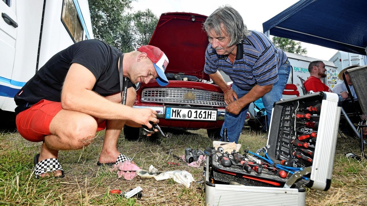 Unkomplizierte Hilfe bei Panne: Marco Börner aus Ostberlin hilft Karsten Obst (v. re.) aus Altena bei seinem 311 Camping von 1961.