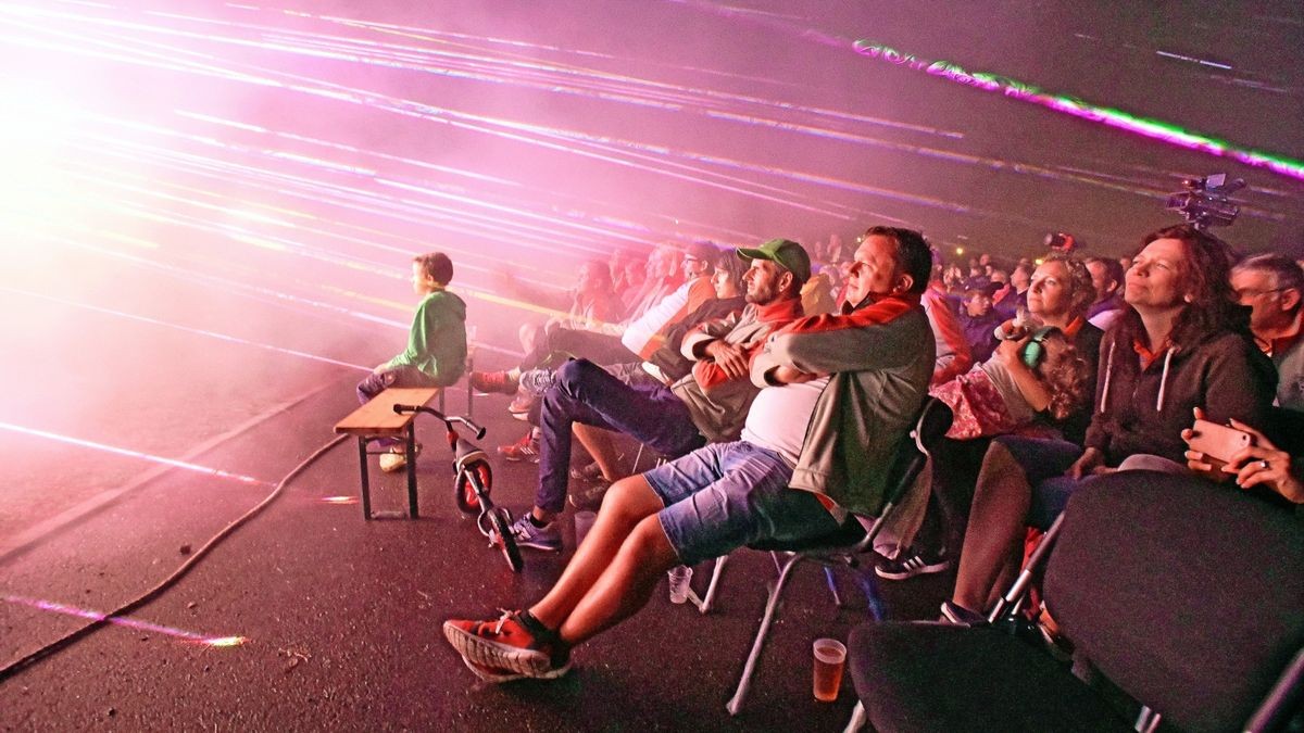 Licht-, Laser-, Feuer- und Videoshow zum Jubiläum „20 Jahre Heimweh“ mit hunderten Zuschauern.