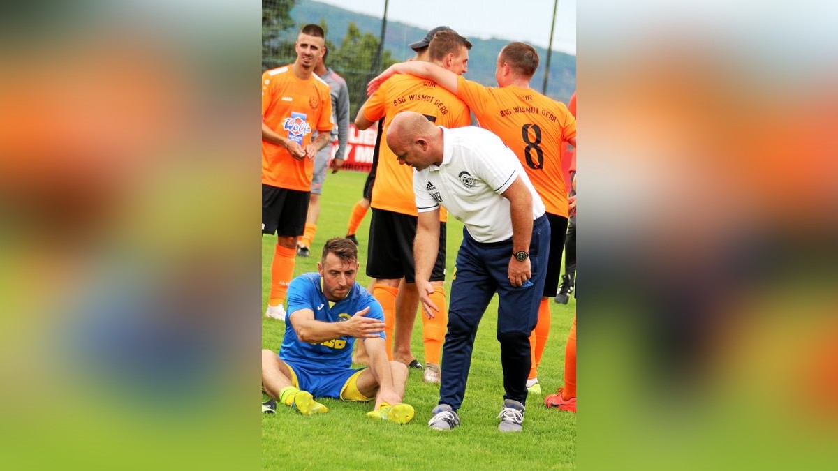 Aufstehen Eintracht! Während die Geraer ihren 7:3 (4:1)-Kantersieg auf dem Göldner ausgelassen feierten, sprach Sondershausens Trainer Enrico Leifheit seinen am Boden zerstörten Jungs (im Bild Andreas Kopf) Mut zu. 