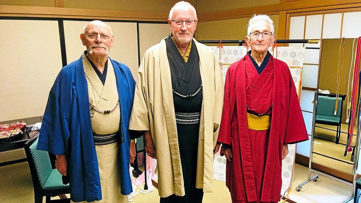 Nauke, Theo und Ernst Siebert im traditionellen japanischen Kimono.