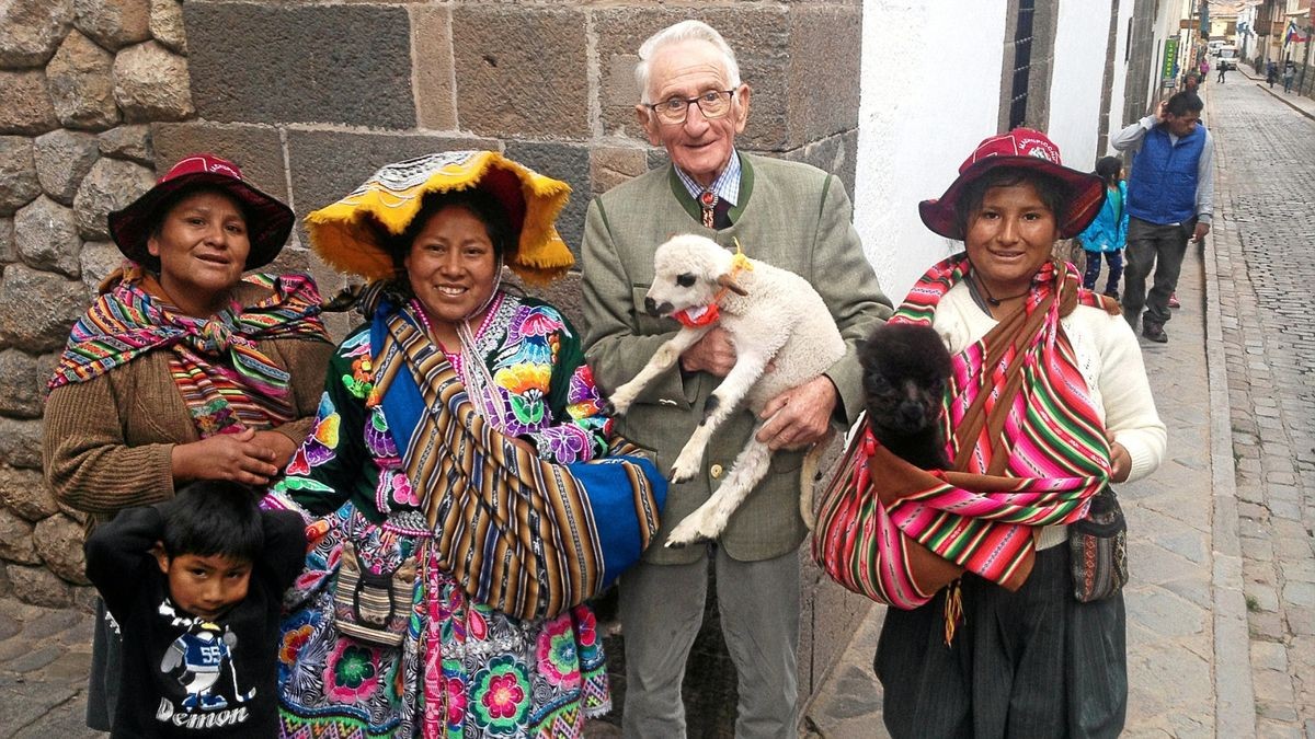 In Cusco ein Lamm zu halten, umringt von Peruanerinnen, gefiel dem Schäfer.