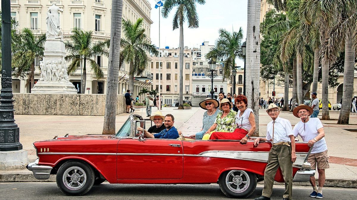 Theo, Steven Gätjen, Gisela, Ruth, Marianne, Ernst Siebert und Nauke mit einem 1957er Chevrolet Bel Air Cabrio in Kuba.