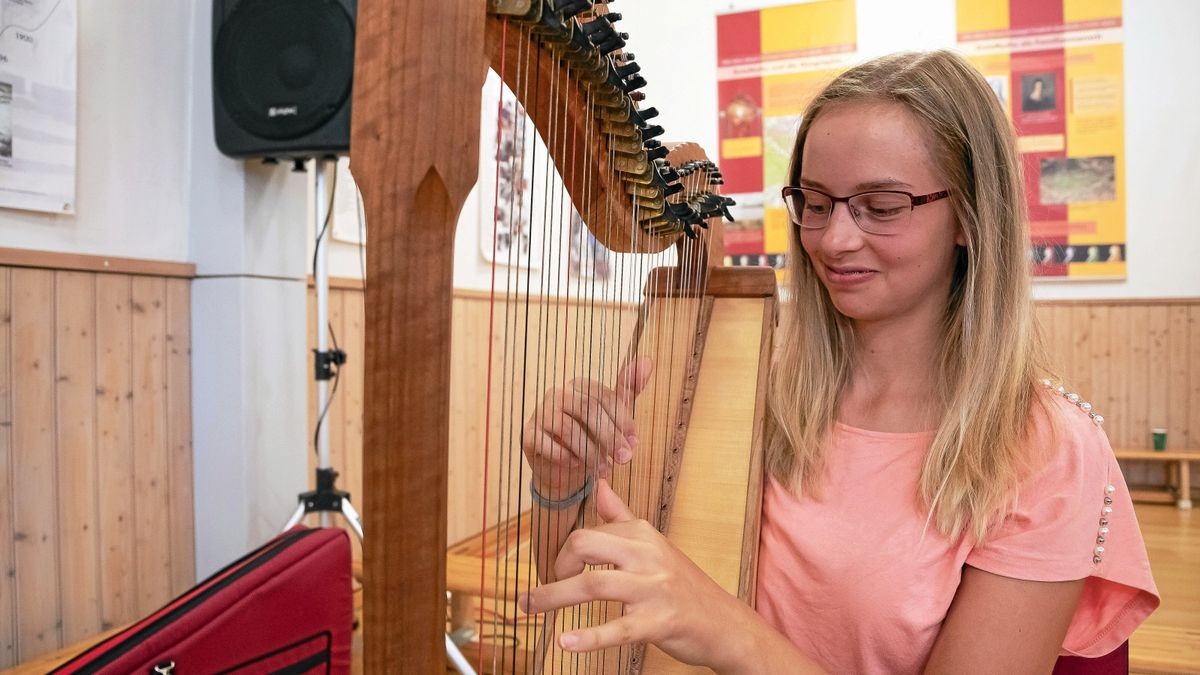 Elisa Sommer aus Bad Tabarz verzaubert das Publikum mit Harfenklägen.