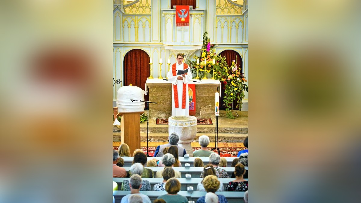 Vor gut 150 Besuchern dankte Pfarrer Matthias Cyrus während eines Festgottesdienstes allen an der Sanierung Beteiligten.